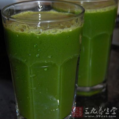 將番茄洗淨,用開水燙一下後剝皮,用搾汁機或消毒紗布把汁擠出 將番茄洗淨,用開水燙一下後剝皮,用搾汁機或消毒紗布把汁擠出