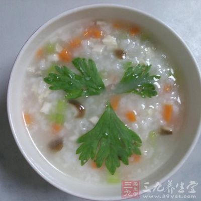 小火煮制20分鐘後倒入切好的小油菜，大火煮開即可