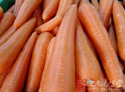 將胡蘿卜、黃瓜洗淨切成細絲 將胡蘿卜、黃瓜洗淨切成細絲