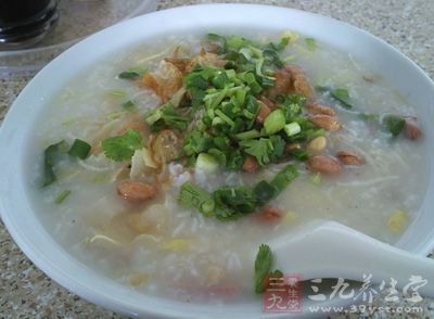 沖入滾粥，再加入豬油、醬油、姜(切絲)拌勻即可
