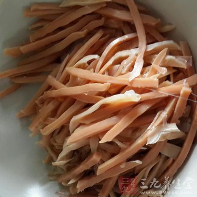 泡發好的鱿魚絲
