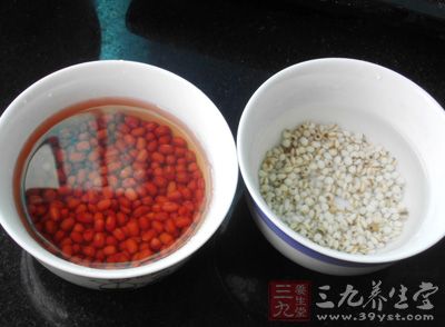 把紅豆、薏米洗淨浸泡20分鐘