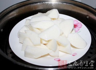 山藥洗淨去皮，切小滾刀塊待用