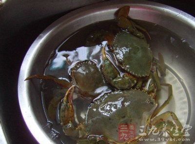 將螃蟹用清水洗淨