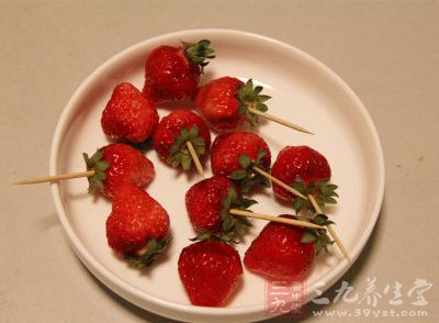 草莓洗後裝入盤中備用