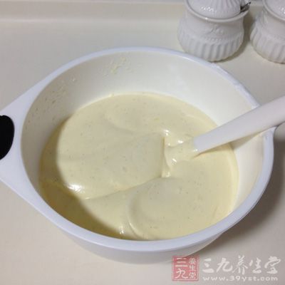 將蛋白糊與蛋黃糊拌勻