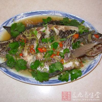 將蒸好的魚放一邊在上面澆生抽，熱鍋放油，多放一些，油熱之後把姜蒜辣椒末放進去炸加鹽，待變色之後，澆到魚身上就可以了