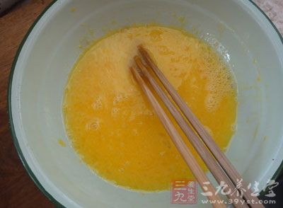 將蛋黃和白糖混合均勻