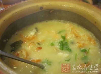 准備好食材,海參提前泡發處理干淨。若從冰箱取出要進行自然解凍 准備好食材,海參提前泡發處理干淨。若從冰箱取出要進行自然解凍