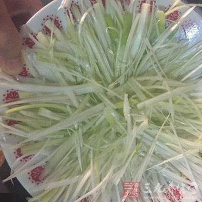 將大蔥取中段(不清不白處,與姜絲等長)切絲 將大蔥取中段(不清不白處,與姜絲等長)切絲