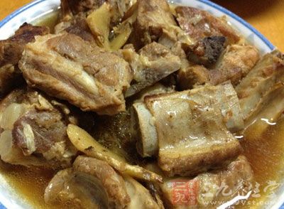 出鍋後，撒一些蔥花在上面。盤子裡的水，不用倒掉可以用來拌飯，拌面條吃