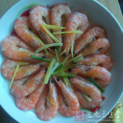 大火燒開蒸鍋中的水，放入基圍蝦蒸8分鐘即可上桌