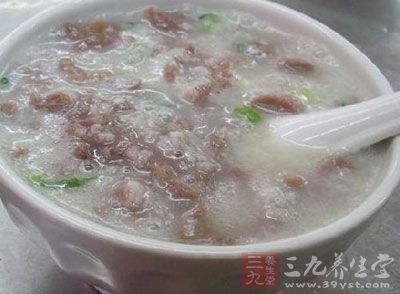 米粥熬煮至米粒開花時,加入山藥和南瓜丁繼續熬煮5分鐘 米粥熬煮至米粒開花時,加入山藥和南瓜丁繼續熬煮5分鐘