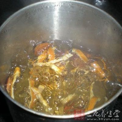 加入白砂糖攪勻,裝入瓶中存儲,喝時需加熱後飲用 加入白砂糖攪勻,裝入瓶中存儲,喝時需加熱後飲用