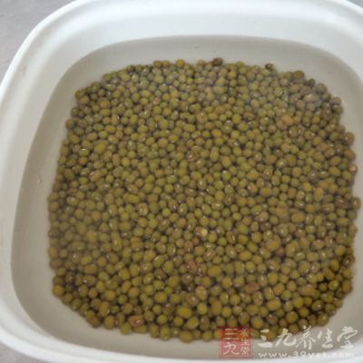 綠豆洗淨，用冷水浸泡2小時