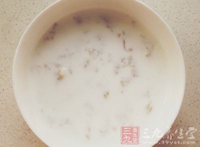 放入燕麥片，燒開後用小火煮至麥片熟爛、濃稠即可