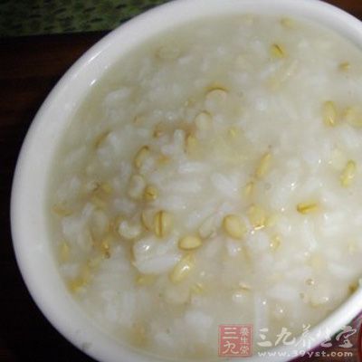 燕麥粥的功效就是可以有效地降低人體中的膽固醇