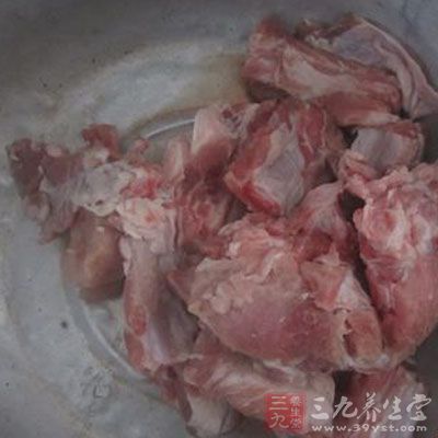 把准備好的排骨切好