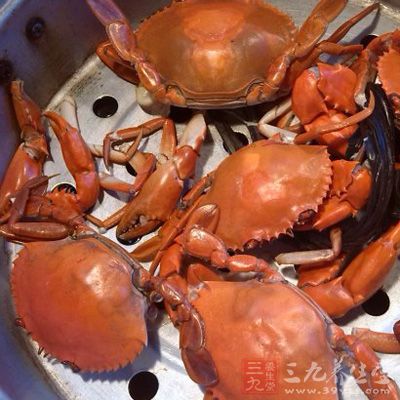 關火，焖3分鐘後再開蓋，放入完整的螃蟹殼，焖至變色即可