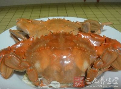 吃時候，撥開螃蟹蓋，露出紅膏