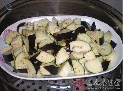 茄子洗淨，切塊
