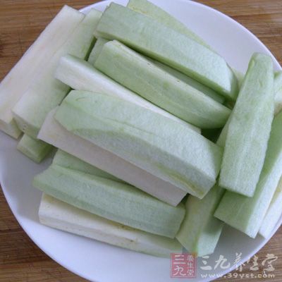 將茄子洗淨去皮備用