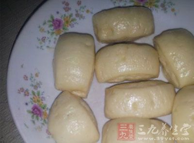 鍋內燒開水，將再次醒發好了的饅頭放上，蓋上鍋蓋，中火蒸20分鐘就可以聞到饅頭的香味了