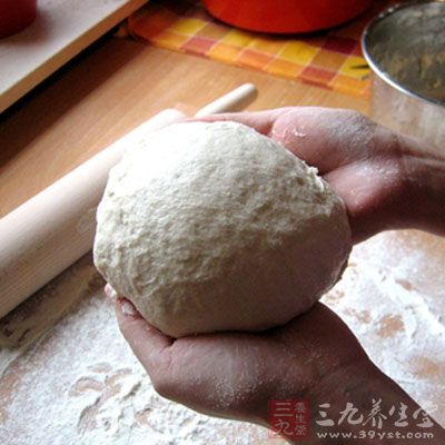 這時候的面團結實光滑有份量，摸著很舒服