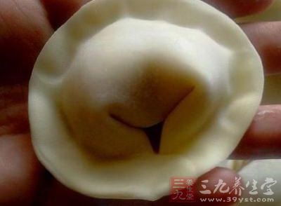 稍涼後用手和成面團，蓋上蓋饧著，饧面的過程調餡