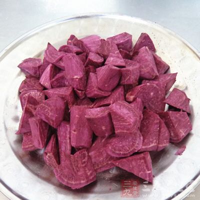 紫心番薯去皮洗淨，切成滾刀塊備用