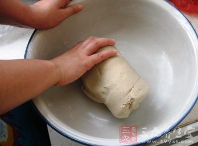 白色面團搓條下劑,按扁後呈圓形,四周貼一圈黃色面團,擀成薄圓皮 白色面團搓條下劑,按扁後呈圓形,四周貼一圈黃色面團,擀成薄圓皮