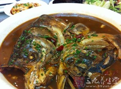 小魚頭富有營養，但吃起來肉少