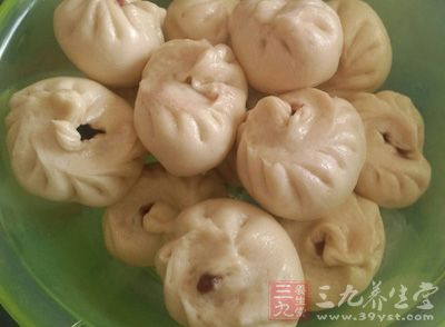把面揪成小劑子,然後擀成包子皮 把面揪成小劑子,然後擀成包子皮