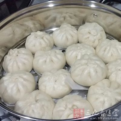 關火之前揭開鍋蓋,否則水會滴回到包子表面,形成發黃的水泡 關火之前揭開鍋蓋,否則水會滴回到包子表面,形成發黃的水泡
