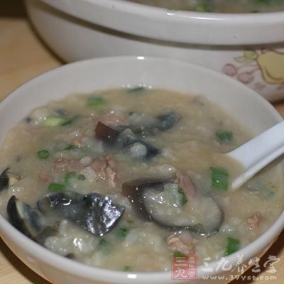 材料:大米150克,皮蛋2個,豬瘦肉90克,水適量,鹽適量,雞精1/4勺,料酒1/2勺,澱粉1/2勺 材料:大米150克,皮蛋2個,豬瘦肉90克,水適量,鹽適量,雞精1/4勺,料酒1/2勺,澱粉1/2勺