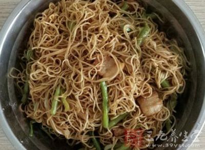 豆角、肉、西紅柿、蔥姜蒜、豆芽、面條