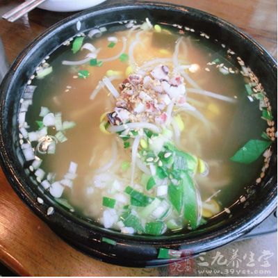 黃豆芽50克、食鹽、味精、胡椒粉、芝麻油、醋