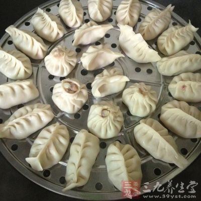 十五分鐘後，餃子蒸好了，開吃