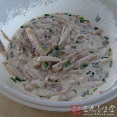 將拌均勻的米漿放入所有的食材裡拌均勻