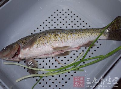 將魚洗干淨瀝干