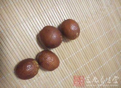 放入紅棗桂圓,蔥姜 放入紅棗桂圓,蔥姜