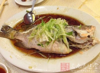 在魚上澆熱油後，淋上蒸魚豉油100ml上碟