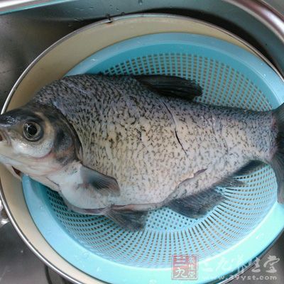 刮去魚鱗，除去內髒，洗淨