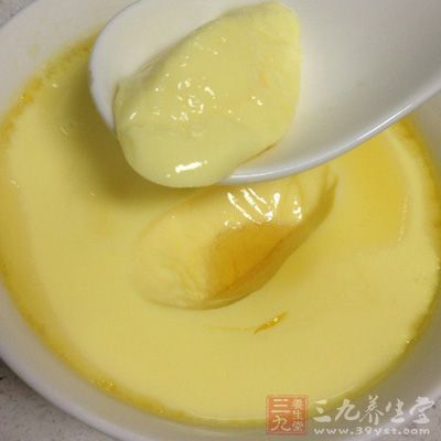 雞蛋兩個，清水(或雞湯)，鹽適量