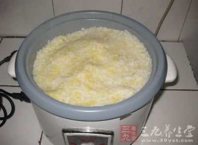 隔天，將泡米的水倒掉，糙米注入干淨的清水並淹過米三毫米