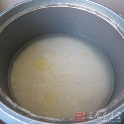 中火加熱鍋中的橄榄油(1湯匙，15ml)，待燒至六成熱時將洋蔥碎和蒜碎放入爆香