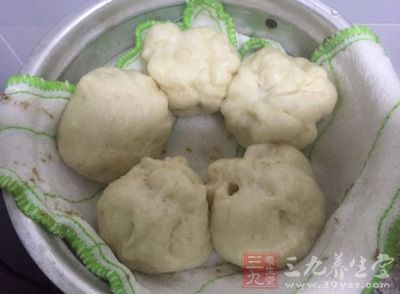 在抹過油的碗裡滾幾下，然後放置2.5小時到3小時，面團會發酵到原來的3倍大