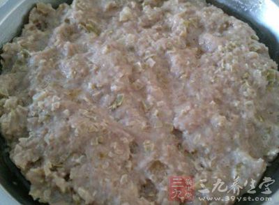 把豬腿肉剁碎 把豬腿肉剁碎