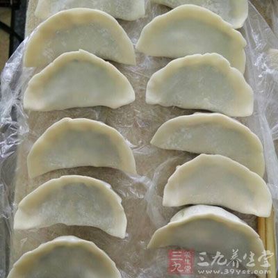 用餃子皮包入餡料即可