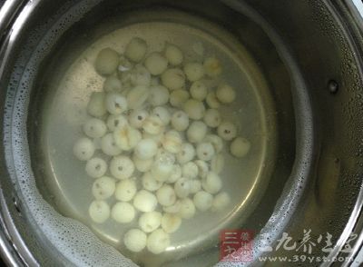 材料:蓮子、糯米、白糖 材料:蓮子、糯米、白糖